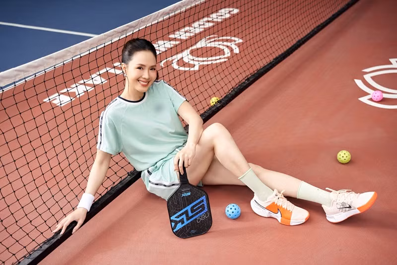 Bà mẹ hai con mặc gợi cảm, trẻ trung trên sân pickleball.