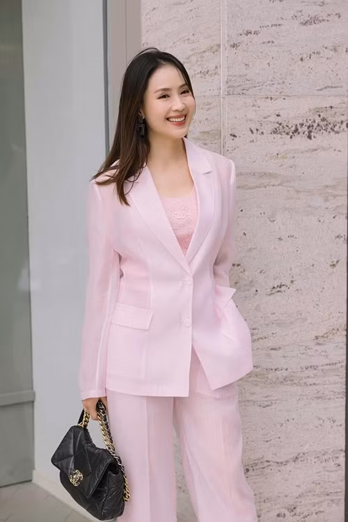 Từ phim đến ngoài đời, mỗi khi xuống phố, Hồng Diễm yêu thích trang phục công sở. Từng có nhiều khán giả hỏi về trang phục công sở của Hồng Diễm trong phim Hành trình công lý.