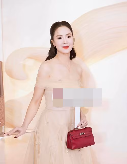 Hồng Diễm được nhiều khán giả khen ngợi vẫn đẹp mặn mà, rạng rỡ dù ở tuổi 42, từng 2 lần sinh nở.