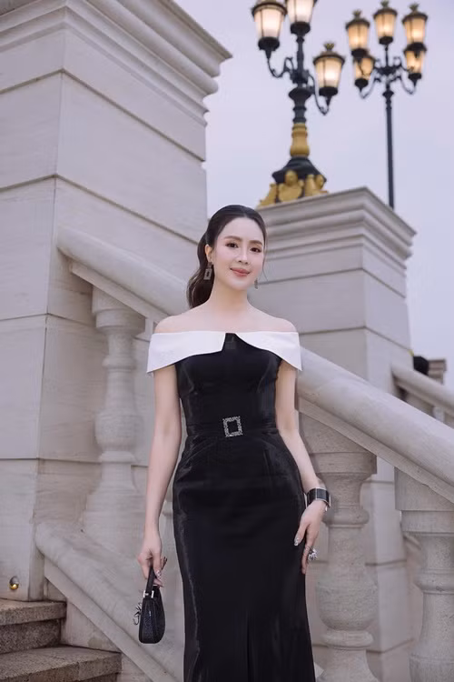 Nữ diễn viên sinh năm 1983 khoe vẻ quyến rũ với váy trễ vai.