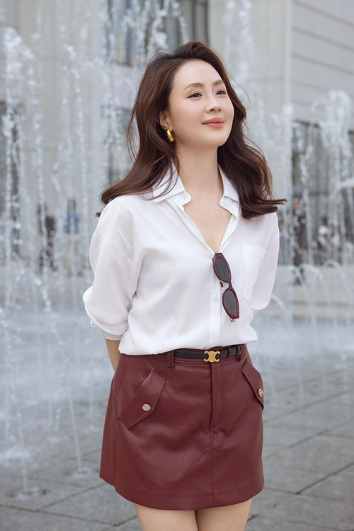 Khi đóng phim, Hồng Diễm được stylist chuẩn bị, được tặng hoặc do chính cô chuẩn bị.