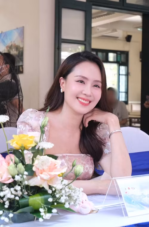 Hồng Diễm từng chia sẻ trên Gia Đình Xã Hội, mỗi khi được mời đóng phim, cô đều bàn bạc với chồng. Nhiều năm qua, người đẹp không đóng cảnh nóng vì gia đình.