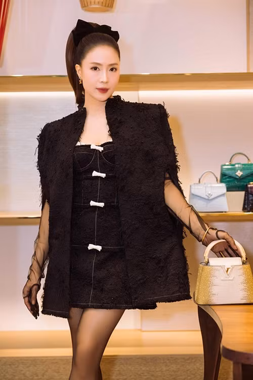 Nữ diễn viên phim Hướng dương ngược nắng có gu thời trang tinh tế. Tại các sự kiện, Hồng Diễm chuộng váy áo thanh lịch, gợi cảm.