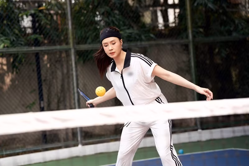 Nữ diễn viên gây chú ý khi diện trang phục kín đáo, đánh pickleball.