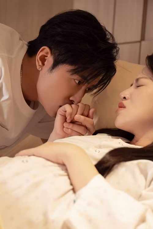 Gin Tuấn Kiệt luôn ở bên động viên Puka khi cô vượt cạn.