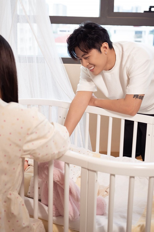 Gin Tuấn Kiệt hạnh phúc viết: "Cảm xúc thật khó tả khi nghe tiếng khóc chào đời của “mặt trời nhỏ” trong lòng ba mẹ. Thế giới của ba mẹ nay chính là con. Mẹ của con là siêu nhân trong lòng ba. Mẹ đã trải qua một hành trình thật mạnh mẽ và hy sinh vô điều kiện. Cảm ơn cục vợ nhiều lắm! Em thật tuyệt vời. Một hành trình với quá nhiều cảm xúc. Ba yêu hai mẹ con".