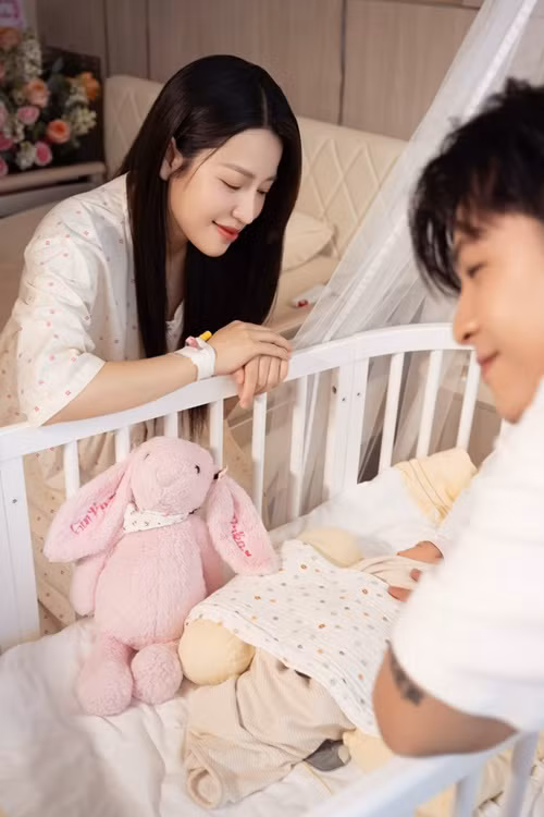 Vợ chồng Puka say sưa ngắm con đầu lòng.