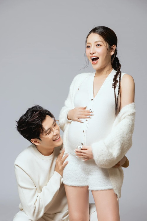 Mỹ nhân làng hài chụp ảnh nghệ thuật khi mang bầu.