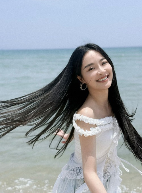 Lý Sa Mân Tử sinh năm 1993, là một diễn viên, ca sĩ, nhạc sĩ và người dẫn chương trình truyền hình Trung Quốc. Ảnh: Weibo Lý Sa Mân Tử.