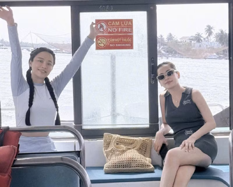 Chi Pu và Mân Tử trở nên thân thiết khi cùng tham gia chương trình Đạp gió 2023. Ảnh: Weibo Lý Sa Mân Tử.