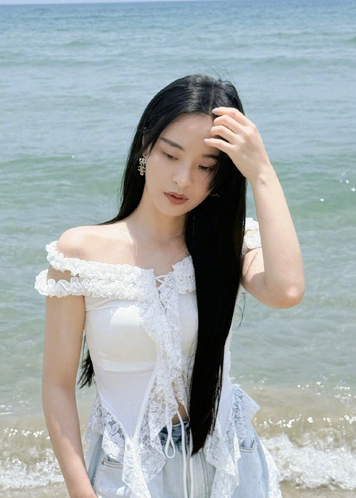 Theo An Ninh Thủ Đô, Mân Tử bắt đầu gây chú ý vào năm 2013 khi bộ ảnh chụp cùng trường cũ – "Yali, I will marry you today” gây sốt. Ảnh: Weibo Lý Sa Mân Tử.