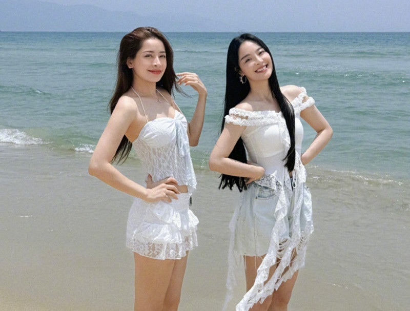 Trên trang cá nhân, Chi Pu và Lý Sa Mân Tử (phải) đồng loạt đăng ảnh cùng nhau du lịch. Ảnh: Weibo Lý Sa Mân Tử.