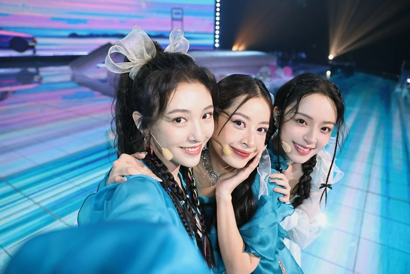 Ở Đạp gió 2023, Chi Pu cùng Mân Tử và Ngô Thiến từng chung đội, thể hiện ca khúc Muốn đi biển. Ảnh: Dân Việt.