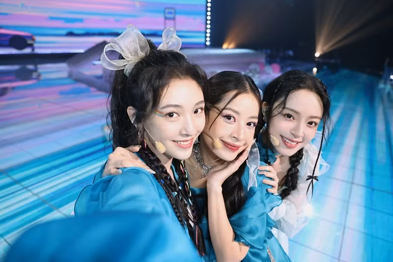 Ở Đạp gió 2023, Chi Pu cùng Mân Tử và Ngô Thiến từng chung đội, thể hiện ca khúc Muốn đi biển. Ảnh: Dân Việt.