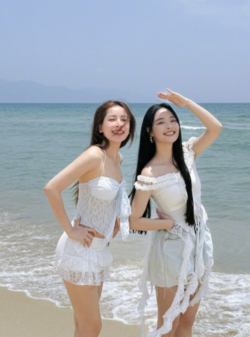 Diễn viên Chi Pu đón Mân Tử sang Việt Nam nghỉ dưỡng ở biển. Ảnh: Weibo Lý Sa Mân Tử.
