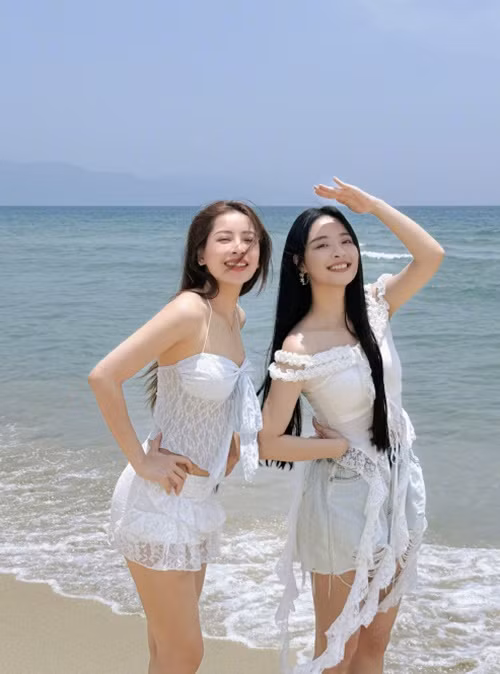 Diễn viên Chi Pu đón Mân Tử sang Việt Nam nghỉ dưỡng ở biển. Ảnh: Weibo Lý Sa Mân Tử.