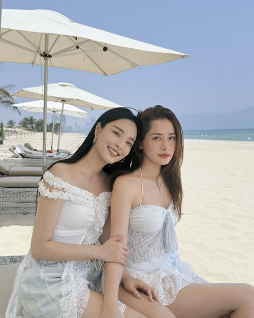 Chi Pu và Mân Tử mặc trang phục ngắn khoe vẻ gợi cảm trên biển. Ảnh: FB Chi Pu.