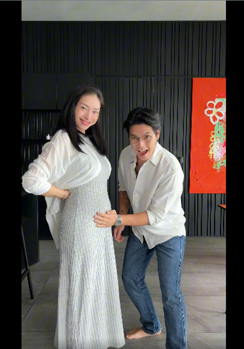 Huy Trần chia sẻ: "Cuối cùng cũng đến ngày Huy có thể chia sẻ tin vui với mọi người rồi!Vài tháng vừa qua, hai vợ chồng phải thật cẩn thận mỗi lần quay video, nên vẫn giữ kín. Giờ thì mọi thứ đã ổn định, Huy yên tâm khoe niềm hạnh phúc này đến các bạn. Hôm nay là ngày 8/5 – đúng hơn 1000 ngày kể từ lúc hai đứa nói “Yes!” với nhau.Và chỉ còn vài tháng nữa thôi, con yêu sẽ chính thức chào đời!Thời gian gần đây hai vợ chồng hạnh phúc không gì tả nổi. 2 vợ chồng đếm từng ngày, từng phút, từng giây để được ôm con trong vòng tay. Cảm ơn vũ trụ và cảm ơn vợ yêu đã mang đến cho chồng món quà ý nghĩa nhất trong cuộc đời này".