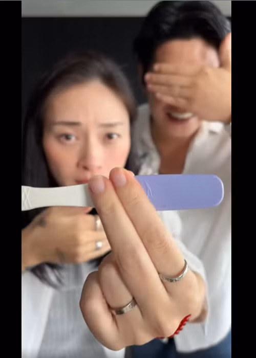  Ngô Thanh Vân vừa chia sẻ clip thông báo mang bầu con đầu lòng. Cô cho biết, 3 năm qua, cô và Huy Trần hạn chế xuất hiện trước công chúng để tập trung cho gia đình.