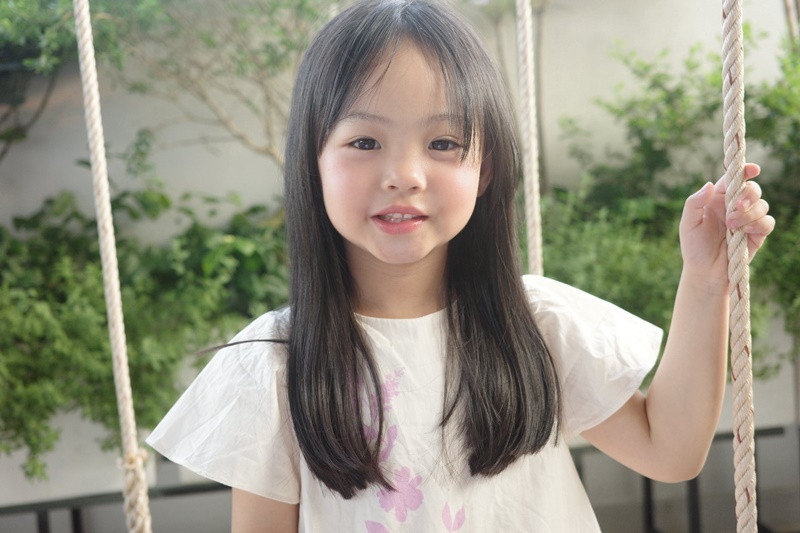 Cô nhóc còn được nhiều người khen ngợi có thần thái ấn tượng trước ống kính máy ảnh.