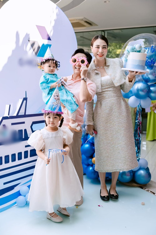 Đàm Thu Trang không ít lần chia sẻ, bé Suchin sở hữu gương mặt có nhiều nét giống Cường Đô la. “Biết là con gái giống ba nhưng thật sự nhiều lúc không thể hiểu sao trông giống quá trời quá đất tới mức này. Chồng đi ăn tiệc, vợ ở nhà đi ăn với con gái mà ngỡ như đang ngồi ăn với anh Cường luôn vậy đó”, Đàm Thu Trang bày tỏ.