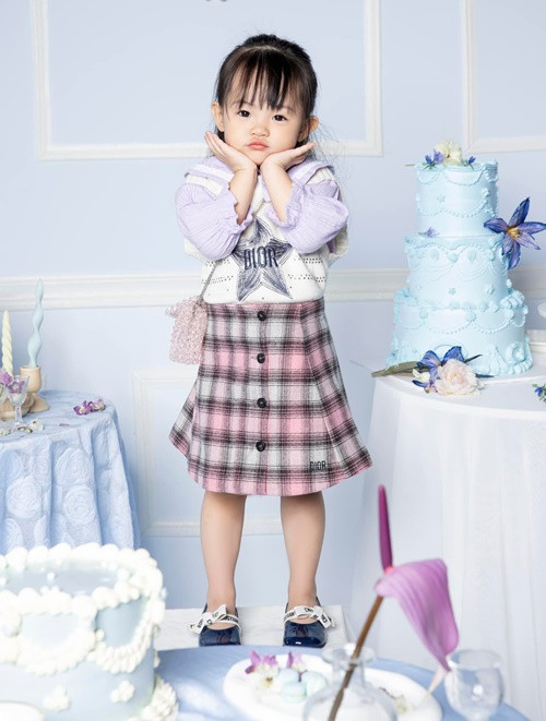 Bé Suchin ra dáng người mẫu nhí khi chụp ảnh nghệ thuật.