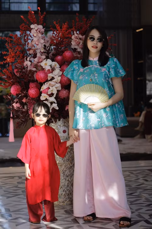 Con gái Đàm Thu Trang ở biệt thự triệu đô, được đưa đón bằng xe sang, có đồ hiệu.