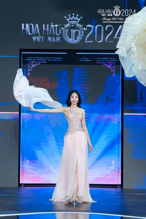 Tài sắc của thí sinh 22 tuổi này gây chú ý.