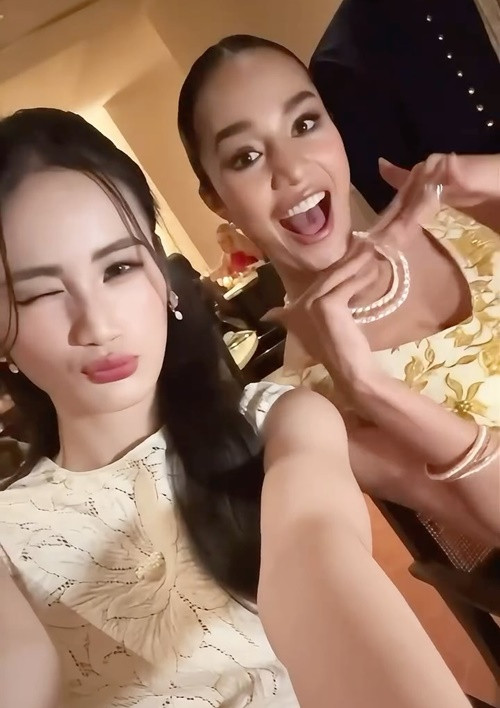 Đại diện Việt Nam nhanh chóng kết bạn với cô bạn cùng phòng - đại diện Thái Lan. Ảnh: Instagram Ý Nhi.