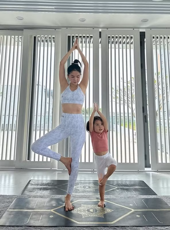 Chân dài gốc Trà Vinh tự tay chăm sóc bé He dù có người giúp việc.