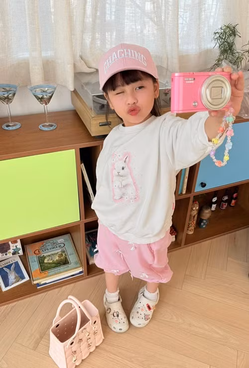 Con gái của Ngọc Trinh sở hữu gương mặt xinh xắn, có nhiều biểu cảm đáng yêu.