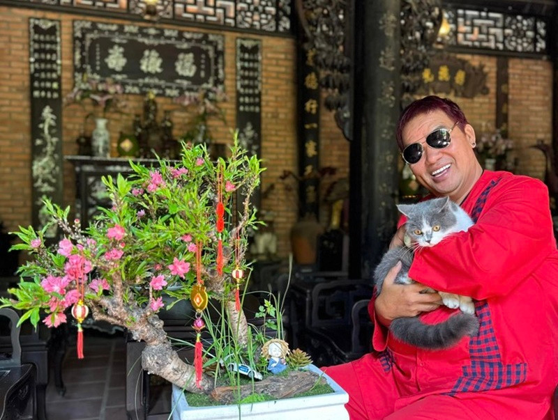 Hoàng Mập chia sẻ: "Một câu hỏi mà Hoàng không có câu trả lời lúc này là ai sẽ ở căn nhà này. Mình có nên bán không? Bán thì đứt từng đoạn ruột. Còn không bán thì ai ở đây? Khổ quá quý vị ơi? Nếu bây giờ được lựa chọn một lần nữa, thì bạn chọn nơi nào. Thiệt là đau lòng. Đời mà". Ảnh: FB Hoàng Mập.