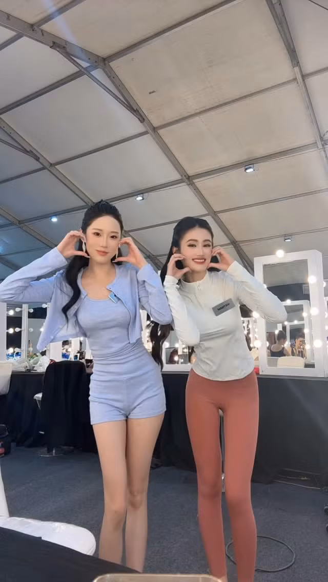 Ngoài đại diện Thái Lan, Ý Nhi còn thân thiết với đại diện Trung Quốc.