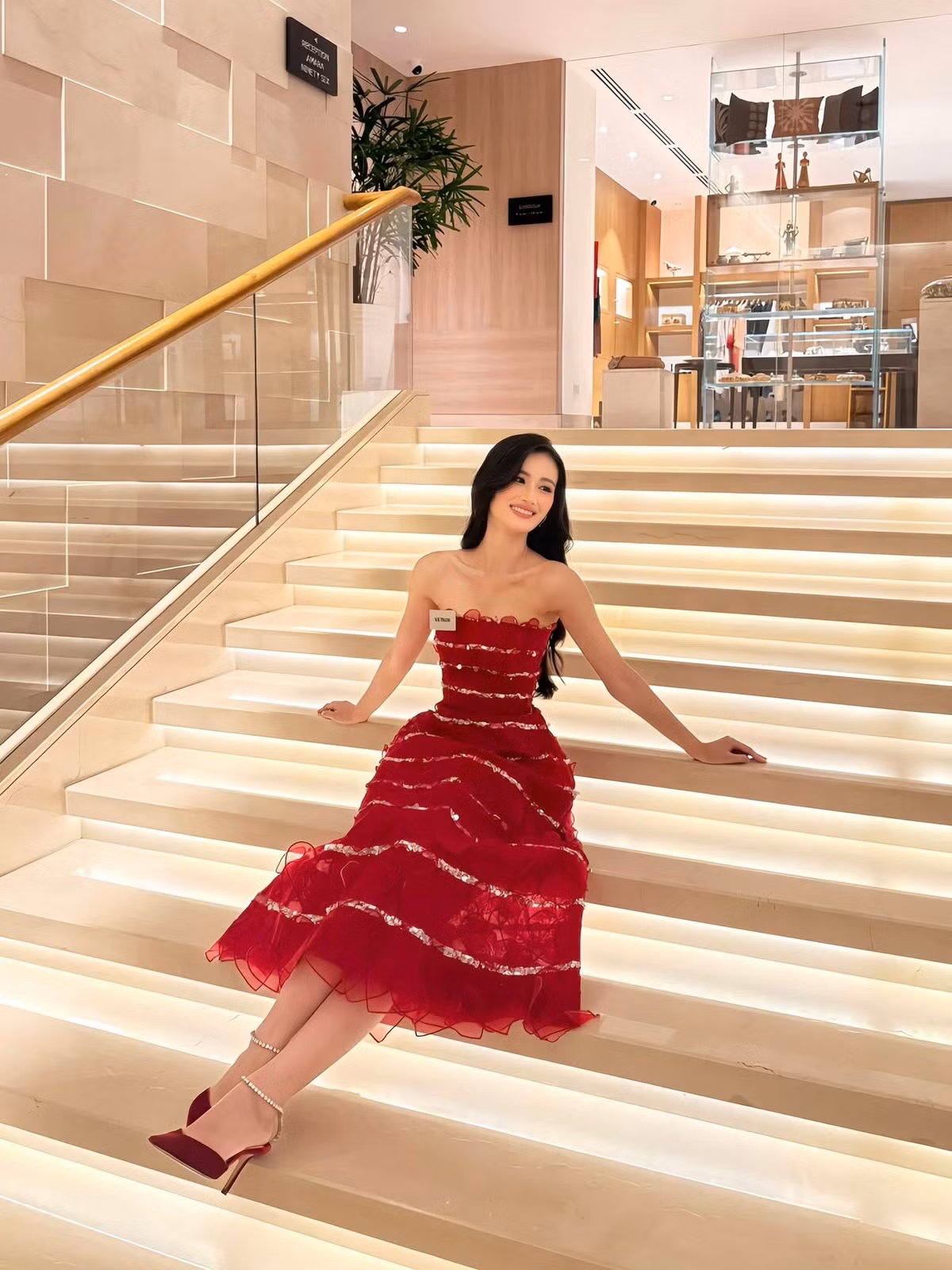 “Tôi từng thấy món này trên mạng xã hội và tò mò không biết mùi vị ra sao hay cách ăn như thế nào? Hoa hậu Ấn Độ đã hướng dẫn tôi ăn theo đúng cách của người dân nơi đây. Tuyệt vời hơn nữa khi tôi có thể thưởng thức món ăn này ngay tại Ấn Độ”, Ý Nhi chia sẻ.