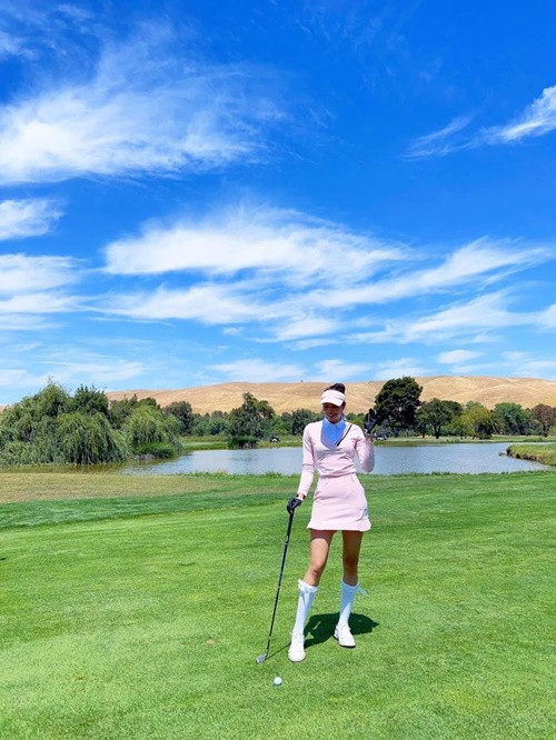 Ở Mỹ, khi rảnh rỗi, Phạm Hương đi đánh golf.