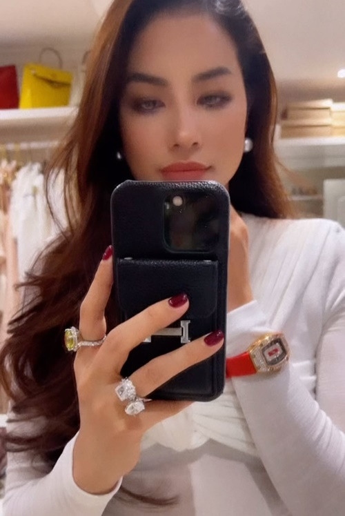 Người đẹp gốc Hải Phòng khiến nhiều người trầm trồ khi đăng ảnh hình ảnh đeo nhẫn kim cương "khủng".