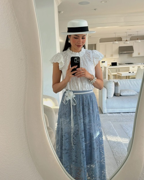 Phạm Hương từng theo đuổi công việc người mẫu, kinh doanh mỹ phẩm khi sang Mỹ. Hiện tại, cô mở cửa hàng hoa tươi.