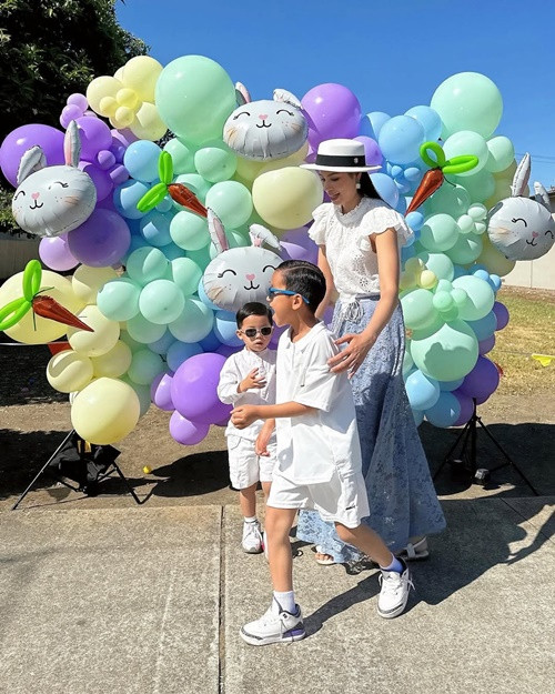 Hoa hậu Hoàn vũ Việt Nam 2015 thoải mái chia sẻ hình ảnh các con.