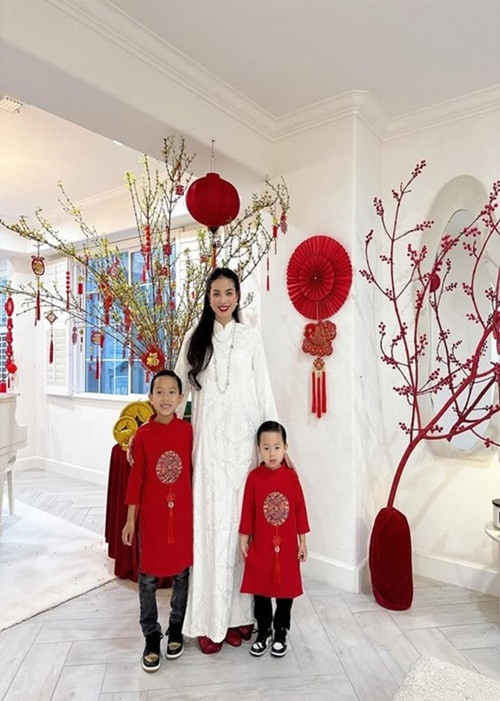 Phạm Hương cùng các con trai diện áo dài mỗi dịp Tết Nguyên đán.