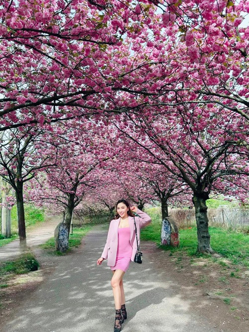 Quỳnh Thư khoe nhan sắc mặn mà trong một buổi cắm trại.