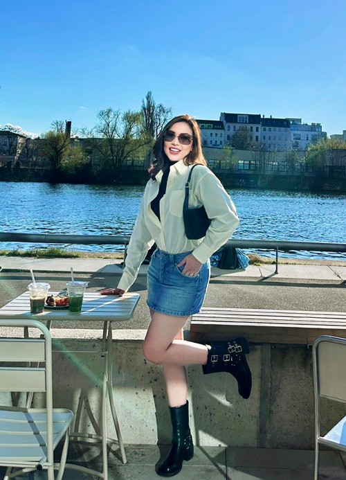 Vóc dáng của Quỳnh Thư thon gọn sau 1 lần sinh nở.