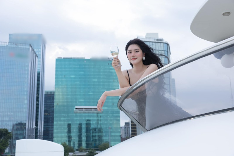 Chân dài 30 tuổi không ít lần đi nghỉ dưỡng trên du thuyền.