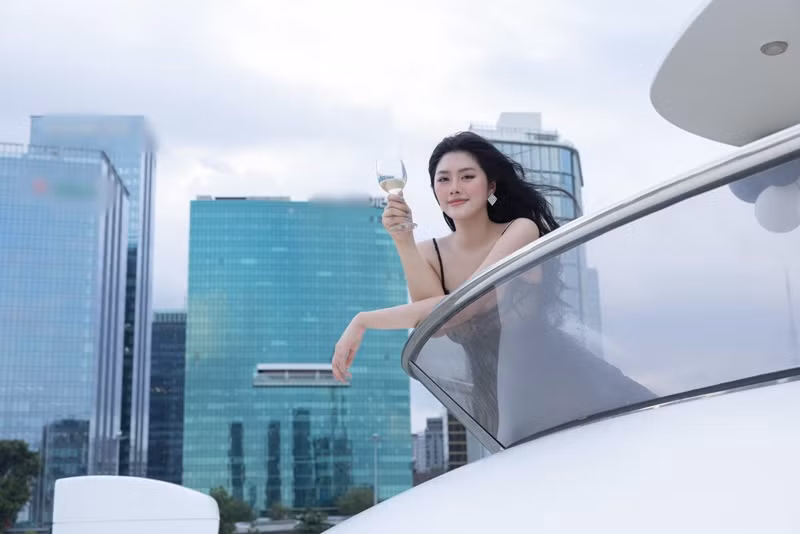 Chân dài 30 tuổi không ít lần đi nghỉ dưỡng trên du thuyền.