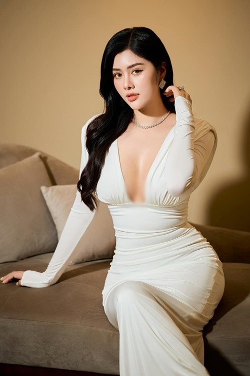 Người đẹp 30 tuổi sở hữu vóc dáng đồng hồ cát. Cô cao 1m80, có số đo ba vòng 92-70-101cm.