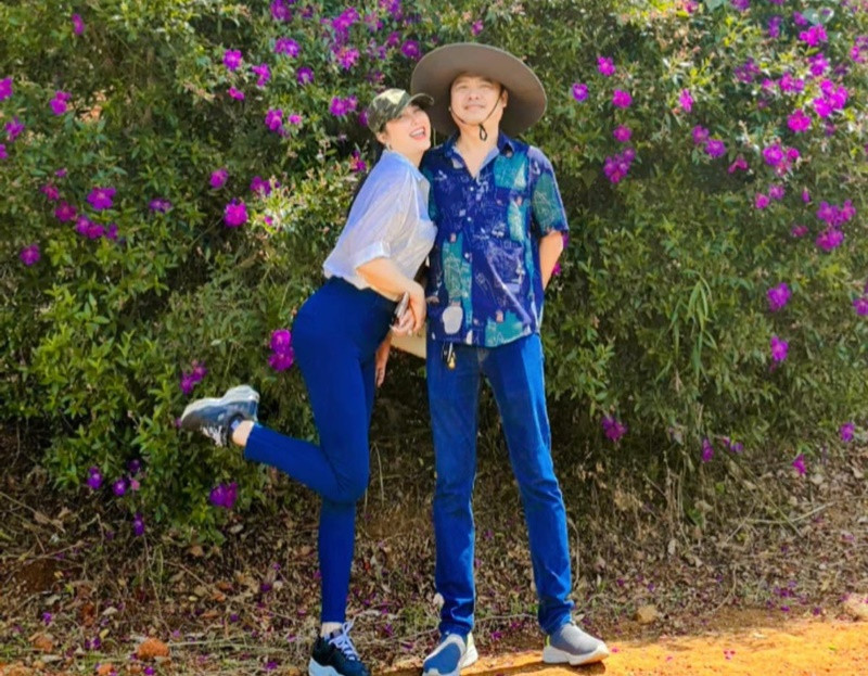 Doanh nhân Trần Chí Phú ăn mặc khá đơn giản. Nam doanh nhân chuộng áo sơ mi kết hợp quần jeans và đi giày thể thao.