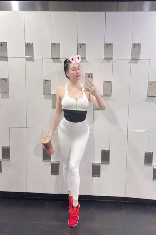 Phi Thanh Vân phẫu thuật thẩm mỹ đến 21 lần. Hiện tại, cô chăm chỉ gym giữ vóc dáng gợi cảm ở tuổi 43.