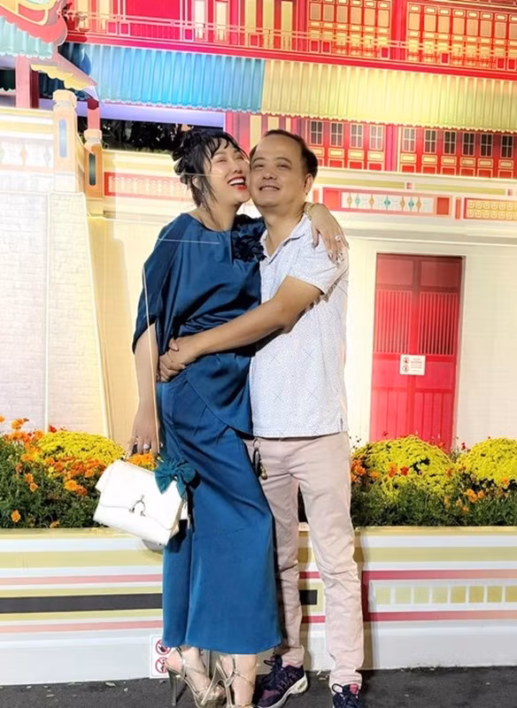 Phi Thanh Vân thường xuyên ăn mặc kín đáo khi sánh đôi cùng người yêu.