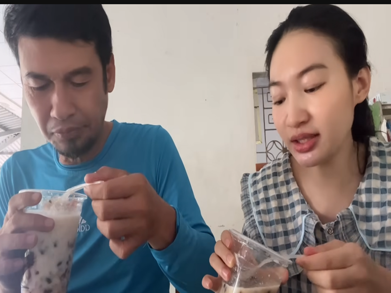 Tiết Cương thường xuyên mua đồ ăn về Kiên Giang cho Ngọc Thưởng khi cô mang bầu. Ảnh: Youtube Tiết Cương.