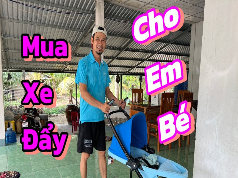 Nam diễn viên mạnh tay mua sắm đồ cho con như cũi, xe đẩy từ nước ngoài. Ảnh: Youtube Tiết Cương.