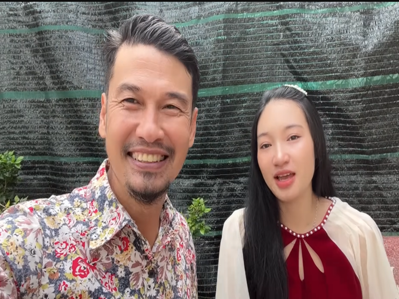 Tiết Cương còn thường xuyên đưa vợ kém 26 tuổi đi du lịch. Ảnh: Youtube Tiết Cương.